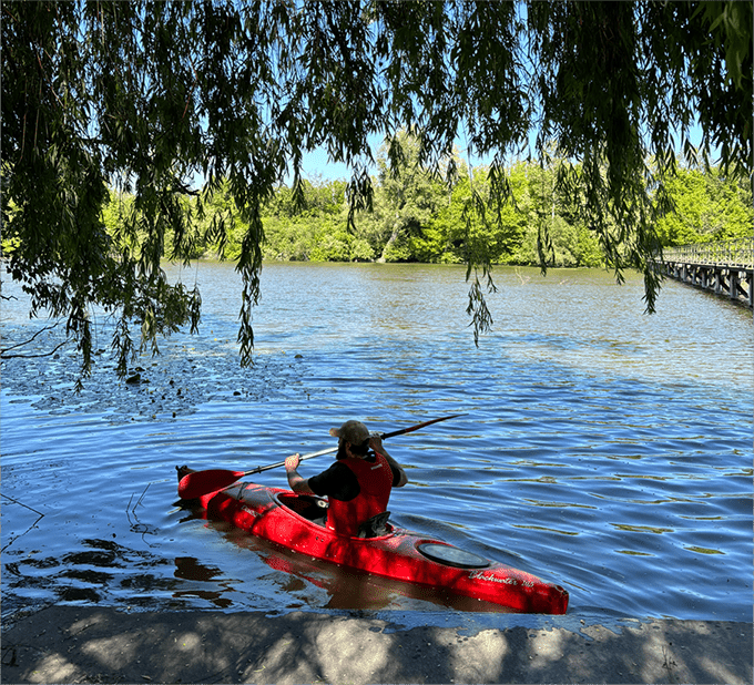 Muž splavuje rieku v kanoe s Red Rock River